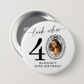 40歳の誕生日フォトパーティーボタン | 誰が40歳? 缶バッジ (正面&裏面)