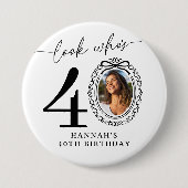 40歳の誕生日フォトパーティーボタン | 誰が40歳? 缶バッジ (正面)