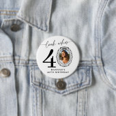 40歳の誕生日フォトパーティーボタン | 誰が40歳? 缶バッジ (インサイチュ)