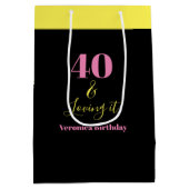 40歳の誕生日ブラックイエロー ミディアムペーパーバッグ (裏面)