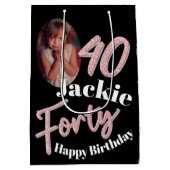 40歳の誕生日写真スクリプトバラピンク ミディアムペーパーバッグ (裏面)