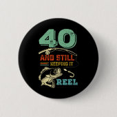 40歳の誕生日魚釣り40フィッシャーマンメンズプー 缶バッジ (正面)