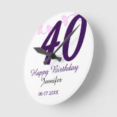 40歳の誕生日 名前 日付 年 紫の花 ピンバッジ ラウンド壁時計 (傾斜)