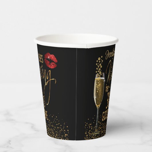 40歳の誕生日 – 彼女はキスをする30歳の別れ 紙コップ (右)