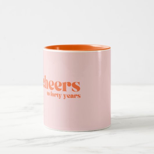 40歳の誕生日「応援40年」ピンク色のオレンジ ツートーンマグカップ (中央)