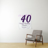 40歳の誕生日 紫色の花のピンに名前と日付と年を追加 タペストリー (インサイチュ)