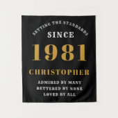 40歳の誕生日 1981 ブラック ゴールド 彼へのパーソナライズ タペストリー (正面)