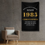 40歳の誕生日 1985年生まれ 名前 ブラック ゴールド 横断幕<br><div class="desc">40歳の誕生日パーティーウォールバナー - カスタマイズ可能なブラックとゴールドの装飾品。 当社の誕生日パーティーウォールバナーで、印象的なマイルストーンをお祝いしましょう。 このユニークなブラックとゴールドのバナーは、ただの装飾品ではなく、ステートメントピースです。 お好みに合わせてカスタマイズでき、エレガントで楽しい新しい章の始まりを記念する素敵な方法です。 高品質の素材に細部まで気を配って作られており、目を引くパーティーのアクセントになります。 サプライズパーティーでも、小規模な親密な集まりでも、このカスタマイズ可能なバナーは、雰囲気を盛り上げること間違いなしです。 スタイルとチャームの完璧なブレンドである誕生日パーティーウォールバナーは、誕生日パーティーに必要なアクセントです。</div>