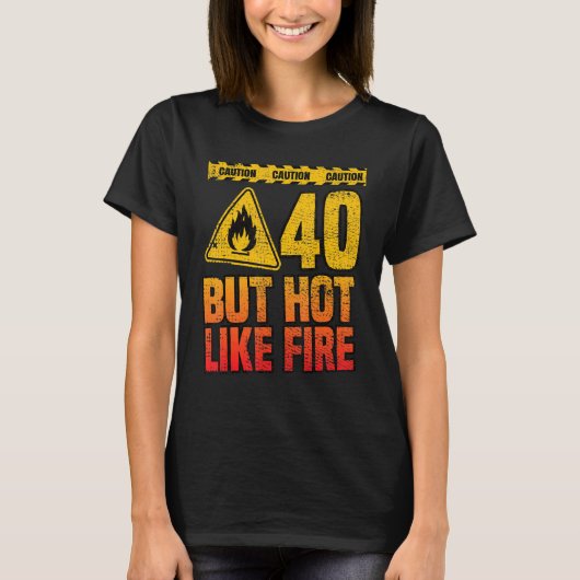 40歳の誕生日。40年だが火のように熱い。おもしろい Tシャツ (正面)