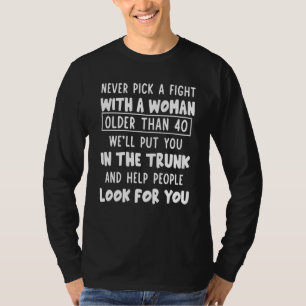 40歳より年上の女性と争うことはない Tシャツ