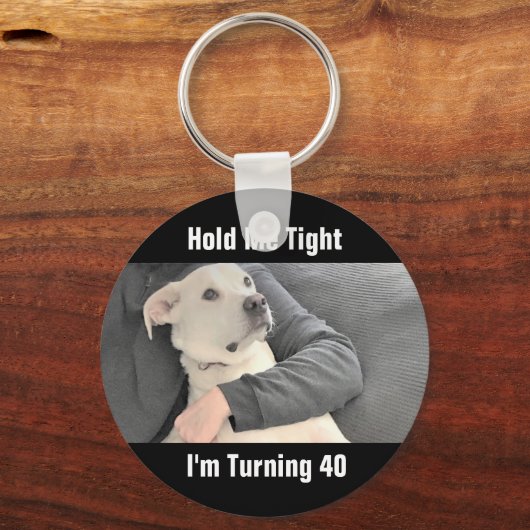 40歳を超えてかわいい白犬おもしろい誕生日 キーホルダー (正面)