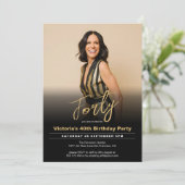 40歳モダン誕生日ブラック金ゴールド写ミニマル真 招待状 (スタンド正面)