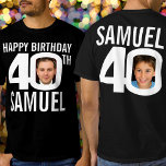 40歳名前をカスタムする写真テンプレート白 Tシャツ<br><div class="desc">Happy 40th Birthday白い文字、カスタムの前面と背面の写真、あなたの選択Tシャツのダークカラーの名前。おもしろい40番目のパーソナライズされた写真は黒とはっきりした対照的な白い誕生日ティーデザイン。このバースデーシャツをパーソナライズする前と後ろに数字0の真ん中の誕生日の人の2つの写真で過去と現在の写真の機会のために理想的な。誕生日素晴らしパーティーのマイルストーンにおもしろいを追加するためのアイディア。他の一致するアイテムと色のオプションを使用できる。独占的デザインby Sarah Trett for www.mylittleeden.com</div>