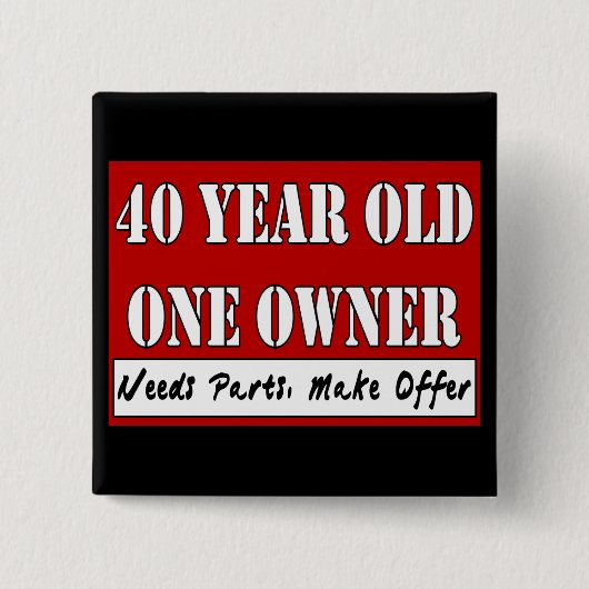 40歳、1人の所有者-必要性の部品は、提供をします 缶バッジ (正面)
