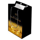 40素晴らしい誕生日ブラック金ゴールドボウ ミディアムペーパーバッグ (正面アングル)