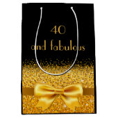 40素晴らしい誕生日ブラック金ゴールドボウ ミディアムペーパーバッグ (正面)