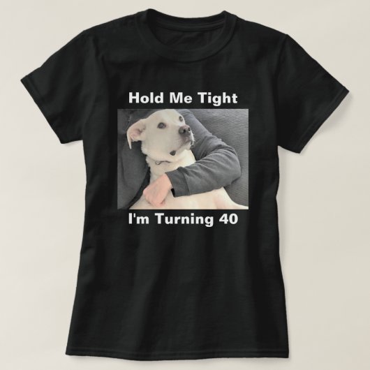 40黒番におびえる可愛い白おもしろい犬 Tシャツ (デザイン正面)