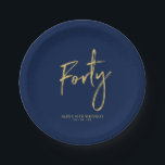 40 | ゴールド＆ネイビーブルーの文字 40歳の誕生日 ペーパープレート<br><div class="desc">このシンプルなカスタムペーパープレートは、モダンな40歳の誕生日にスタイリッシュなディテールを加えます。このデザインは、ネイビーブルーの背景にゴールドの chic な文字「Forty」をあしらい、カスタムテキストを追加できます。BaraBomDesignのショップでは、 matching invitations やパーティー用品もご利用いただけます。</div>