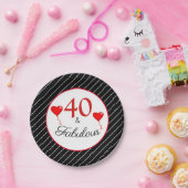 40 & Fabulous赤40th誕生日白黒ストライプ ペーパープレート (パーティー)