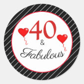 40 & Fabulous赤40th誕生日白黒ストライプ ラウンドシール (正面)