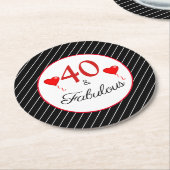 40 & Fabulous赤40th誕生日白黒ストライプ ラウンドペーパーコースター (アングル)