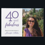 40 & Fabulous – 写真カスタム&名前40th Birthday ゲストブック<br><div class="desc">40歳の誕生祝いの40歳の誕生日のパーティークールのガイドブックをモダン使って、素晴らしい記念品を作ろう。白い背景に紫の文字を持つ"40と素晴らしい"タイポグラフィデザインを備えている。自分カスタマイズの写真で名前、誕生日パーティーの日付、文字をパーソナライズ。紫と黒の文字色は、の「クリック」ボタンで変カスタマイズ更できる。背面には、白い曲線をスクロールする装飾的なパターンが、紫色の背景に接し、発散する。その他の色やパターンも用意。White Scrolling Curves on Violet pattern,  Copyright © Claire E. Skinner.すべての権利が留保されている。</div>