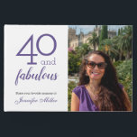 40 & Fabulous – 写真カスタム&名前40th Birthday ゲストブック<br><div class="desc">40歳の誕生祝いの40歳の誕生日のパーティークールのガイドブックをモダン使って、素晴らしい記念品を作ろう。白い背景に紫の文字を持つ"40と素晴らしい"タイポグラフィデザインを備えている。自分カスタマイズの写真で名前、誕生日パーティーの日付、文字をパーソナライズ。紫と黒の文字色は、の「クリック」ボタンで変カスタマイズ更できる。背面には、白い曲線をスクロールする装飾的なパターンが、紫色の背景に接し、発散する。その他の色やパターンも用意。White Scrolling Curves on Violet pattern,  Copyright © Claire E. Skinner.すべての権利が留保されている。</div>