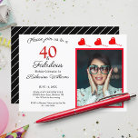 40 & Fabulous Photo Red 40th Birthday白黒 招待状<br><div class="desc">40歳と素晴らしい40歳の誕生日フォトブラック&ホワイトパーティーアイテム。彼女または彼の写真と名前でパーソナライズ。白黒のパターンストライプ。スクリプトスタイルフォントと色は、編集するときに変更できる。</div>
