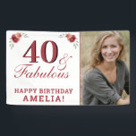40 & Fabulous Waterカラーフローラ40th Birthday 横断幕<br><div class="desc">40と素晴らしい水の色のフローラ40th誕生日パーティーバナー。40歳モダンの誕生日のバナーはトレンディータイポグラフィにある。このデザインは水色のバラや小枝を持つ。名前と年齢でパーソナライズし、独自の誕生日パーティーユニークナーを作成する。40歳素晴らしの誕生日を祝迎える女性のために。</div>