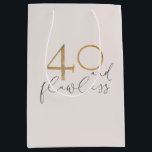 40 & Flawless赤面ピンク&金ゴールド40th Birthday ミディアムペーパーバッグ<br><div class="desc">40歳の誕生日を迎えるかわいい新しいデザイン、この赤面ピンクの「40とフラワーレス」の中サイズの抱き枕デザインは、赤面ピンクの背景を備え、金ゴールドフォイルに「40」フェイク、ダークグレーの文字を備えている。女エレガントのモダン40歳のデザイン。著作権エレガント招待状、すべての権利を留保。</div>