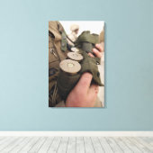 40 mmグレネードのマリンクラードル手榴弾 キャンバスプリント (インサイチュ (ウッドフロア))