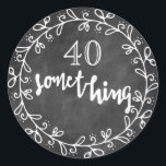 40 Something - 40th Birthday & up カスタムStickers ラウンドシール<br><div class="desc">NewParkLane – 黒い黒板の背景に対して、おもしろい引用文'40 Somethingエレガント'のおもしろいタイポグラフィのリースでシール。Zazzleの「ボタン」でカスタマイズ年齢を簡単に変更できる！おもしろいスタンプあなたの誕生日招待状を送信する40以上のための任意の誕生日... !</div>