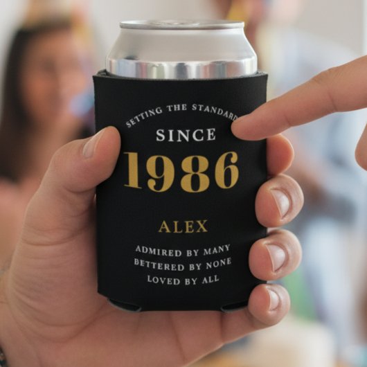 40th誕生日の名前1982ブラック金ゴールドシック 缶クーラー