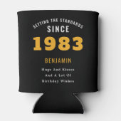 40th誕生日の名前1982ブラック金ゴールドシック 缶クーラー (裏面)