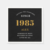 40th誕生日の名前1985ブラック金ゴールドシック スタンダードカクテルナプキン (正面)