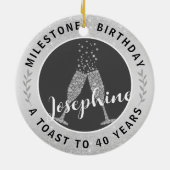 40th誕生日シャンパントースト名シルバーグレイ セラミックオーナメント (裏面)