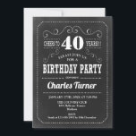 40th誕生日パーティー – カルボード白黒 招待状<br><div class="desc">40歳の誕生日パーティの招待状。白黒の成人誕生日の招待男性へまたは女性。機能chalkboardパターンとレトロタイポグラフィスクリプトフォント。応援40年！エレガント招待状カードはマイルストーンの日スタイリッシュお祝いに最適。</div>