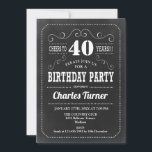 40th誕生日パーティー – カルボード白黒 招待状<br><div class="desc">40歳の誕生日パーティの招待状。白黒の成人誕生日の招待男性へまたは女性。機能chalkboardパターンとレトロタイポグラフィスクリプトフォント。応援40年！エレガント招待状カードはマイルストーンの日スタイリッシュお祝いに最適。</div>