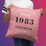 40th誕生日1983ピンクガーリーシエレガントック クッション<br><div class="desc">40歳祝の特別な誕生日で、シックでシックな部屋を持ち込むこパーソナライズされたとの一種類の枕を備え感じて設計されエレガントた。このピンクとグレーのtouch装飾用クッションに特別なメッセージを追加しカスタムて、意味のあるメッセージとその名前を付ける。あなたの人生の女の子らしい女の子のために完璧なパーソナライズされた、この40歳の誕生日の贈り物は確かにシックなモダンもたらす生きている宇宙を見る。</div>