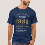 40th パーソナライズされた Birthday 1985名前を追加Blue金ゴールド Tシャツ<br><div class="desc">1985パーソナライズされた年の誕生日には青の男のTシャツと金ゴールドの生まれTシャツ。提供さカスタマイズれたテンプレートを使用して、この「誕生日」Tシャツのすべての文字を簡単に使用。誕生日アイディアの「設定基準」範囲の一部。</div>