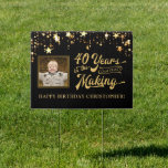 40th Birthdayブラック&金ゴールド星写真 アウトドアサイン<br><div class="desc">新しい40年の古い、またはパーティーへの指向性および/または歓迎シンボルや象徴として、このヤード記号を認識する。黒と金ゴールドのスターは、現在の写真や若い頃の写真をアクセントにし、レトロなタイポグラフィデザインは作り上げの40年を述べ、デザイン内に彼らの誕生年を組み込む。写真のヒント：最も速最高のい/結果を得るには、被写体が中央にある写真を選択し、正方形の形にプリクロップする前にアップロードし、提供された写真の宇宙を完全に満たす。デザイ連絡ナーがもしパーティーアンサンブルを補完するために、このデザインを修正するか、別の製品で使用する。</div>