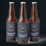 40th Birthdayヴィンテージ青金ゴールド追加の名前の年 ビールラベル<br><div class="desc">40歳祝の誕生日には、ヴィンテージ付きの理想的な誕生日パーティービアラベルが感じある。白と金ゴールドのヴィンテージタイポグラフィデザインの青い背景シンプルはレトロエレガントな背景で感じある。提供さカスタマイズれたテンプレートを使って、この誕生日プレゼントの文字を簡単に行う。一致する誕生日の贈り物と用品については、店で参照。</div>