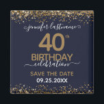 40th Birthday日付マグネットを保存 マグネット<br><div class="desc">上エレガントフェイクと下に紙吹雪のハイライトが輝く金ゴールド縁どグリッター。すべての文字は調整可能で、簡単は独自のパーティーニーズに合わせて変更できる。40歳素晴らしの誕生日テンプレートデザイン。日付マグネットのアラームを保存する。</div>