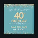 40th Birthday日付マグネットを保存 マグネット<br><div class="desc">上エレガントフェイクと下に紙吹雪のハイライトが輝く金ゴールド縁どグリッター。すべての文字は調整可能で、簡単は独自のパーティーニーズに合わせて変更できる。40歳素晴らしの誕生日テンプレートデザイン。日付マグネットのアラームを保存する。</div>
