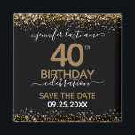 40th Birthday日付マグネットを保存 マグネット<br><div class="desc">上エレガントフェイクと下に紙吹雪のハイライトが輝く金ゴールド縁どグリッター。すべての文字は調整可能で、簡単は独自のパーティーニーズに合わせて変更できる。40歳素晴らしの誕生日テンプレートデザイン。日付マグネットのアラームを保存する。</div>