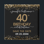 40th Birthday日付マグネットを保存 マグネット<br><div class="desc">上エレガントフェイクと下に紙吹雪のハイライトが輝く金ゴールド縁どグリッター。すべての文字は調整可能で、簡単は独自のパーティーニーズに合わせて変更できる。40歳素晴らしの誕生日テンプレートデザイン。日付マグネットのアラームを保存する。</div>