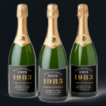 40th Birthday 生まれ 1983 名前の追加ブラック金ゴールド スパークリングワインラベル<br><div class="desc">パーソナライズされた誕生日名前と年のビアラベルを追加。指定したテンプレートで名前と年を編集する。素晴らしいカスタム誕生日パーティーのアクセサリー。店頭の「設定の基準」デザインで、より多くのギフトやパーティーの供給を利用できる。</div>