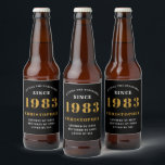 40th Birthday 生まれ 1983 名前の追加ブラック金ゴールド ビールラベル<br><div class="desc">パーソナライズされた誕生日名前と年のビアラベルを追加。指定したテンプレートで名前と年を編集する。素晴らしいカスタム誕生日パーティーのアクセサリー。店頭の「設定の基準」デザインで、より多くのギフトやパーティーの供給を利用できる。</div>