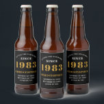 40th Birthday 生まれ 1983 名前の追加ブラック金ゴールド ビールラベル<br><div class="desc">パーソナライズされた誕生日名前と年のビアラベルを追加。指定したテンプレートで名前と年を編集する。素晴らしいカスタム誕生日パーティーのアクセサリー。店頭の「設定の基準」デザインで、より多くのギフトやパーティーの供給を利用できる。</div>