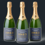 40th Birthday 生まれ 1983 名前の追加Blue金ゴールド スパークリングワインラベル<br><div class="desc">パーソナライズされた誕生日あなたの名前と年のワインラベルを追加きらめくしなさい。指定したテンプレートで名前と年を編集する。素晴らしいカスタムブルーバースデーパーティーのアクセサリー。店頭の「設定の基準」デザインで、より多くのギフトやパーティーの供給を利用できる。</div>